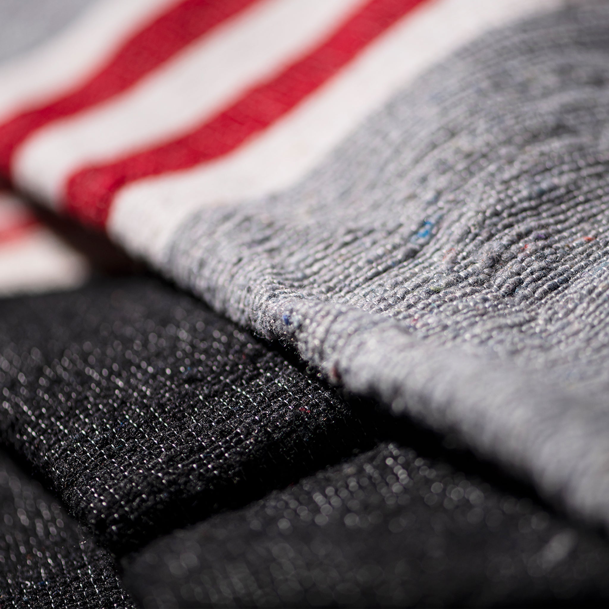 MOVIE BLANKET BLACK RED STRIPE